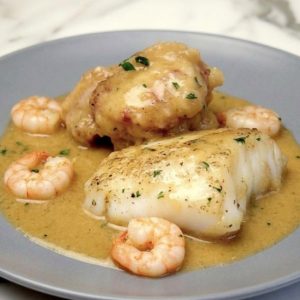 Bacalao confitado con gambas y salsa de crema ligera.